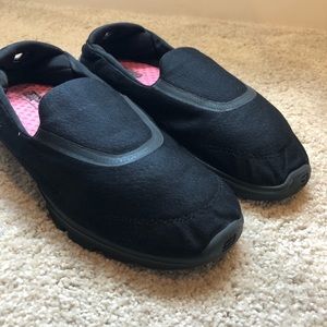 𝐁𝐥𝐚𝐜𝐤 𝐒𝐤𝐞𝐭𝐜𝐡𝐞𝐫𝐬 𝐒𝐥𝐢𝐩 𝐨𝐧 𝐒𝐧𝐞𝐚𝐤𝐞𝐫𝐬